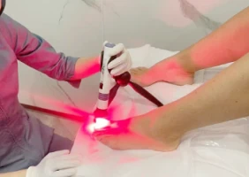 Физиотерапевтические процедуры (по назначению специалиста): <ul>
<li>
ультратонотерапия — улучшает микроциркуляцию в области ногтевого ложа и стимулирует рост ногтя
</li>
<li>
фотодинамическая терапия — помогает остановить воспаление и уничтожить патогенную микрофлору
</li>
<li>
массаж стоп с регенерирующими кремами — способствует улучшению кровообращения и ускорению заживления.
</li>
</ul>